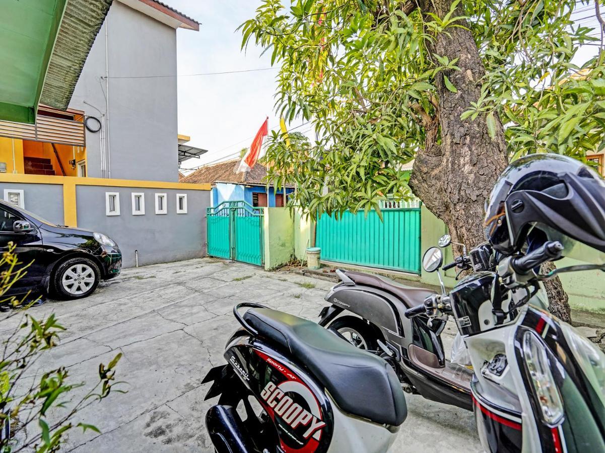 Spot On 91595 Sruni Syariah Hotel Gedangan Kültér fotó